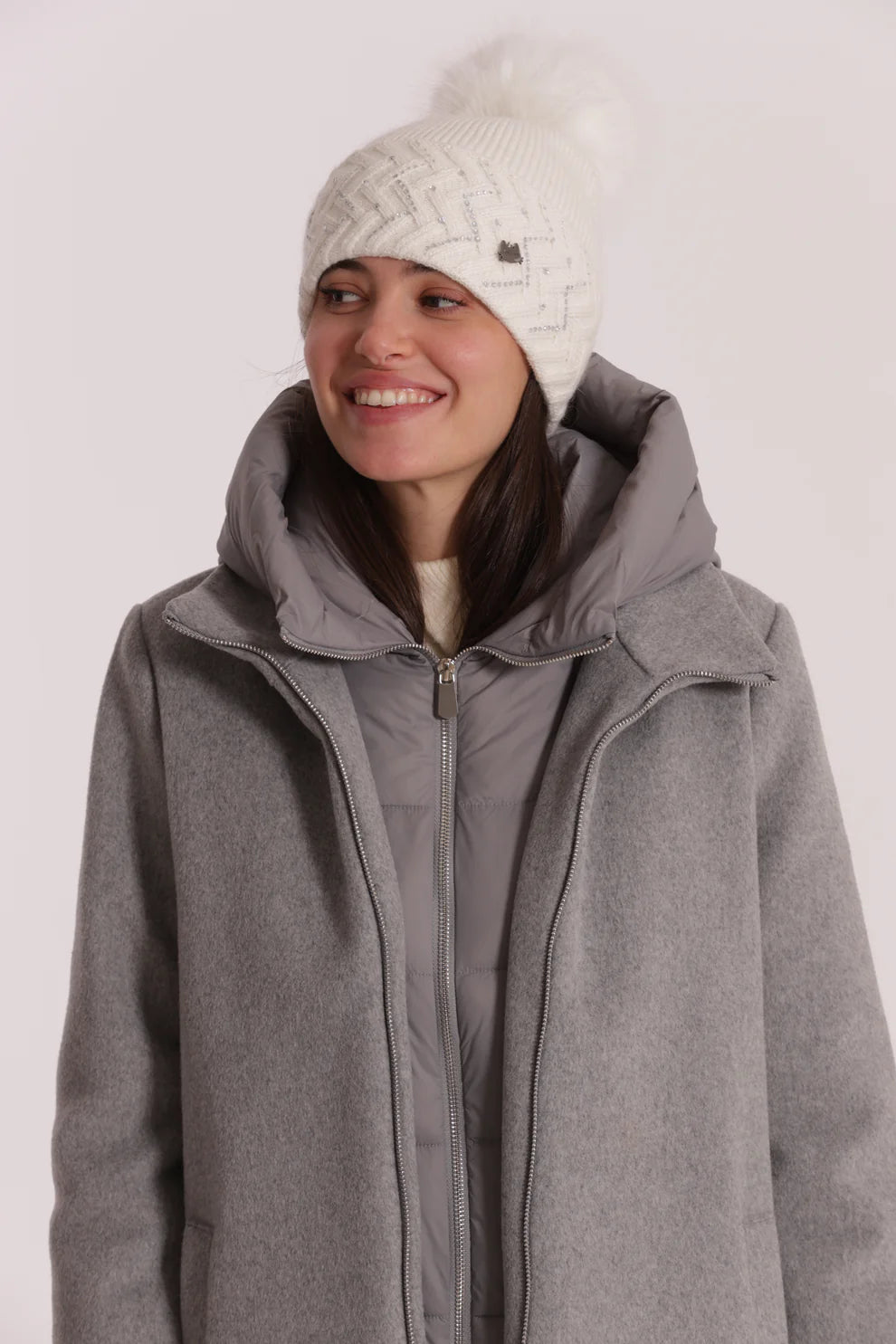 Cappello donna Mimi Mua con pon pon e lavorazione a trecce