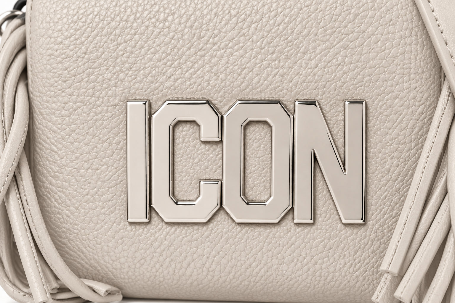 Borsa a tracolla con frange e logo metallico