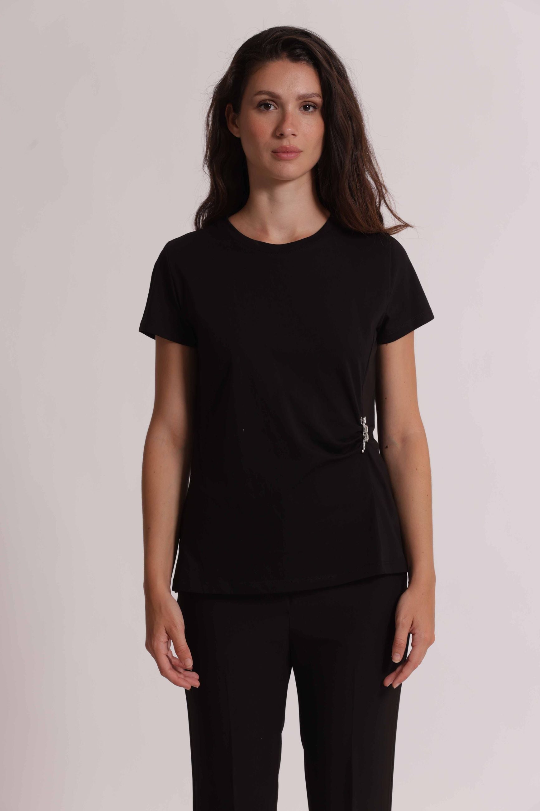 T shirt donna con dettaglio laterale e design minimal raffinato Nero S | Giò Fashion