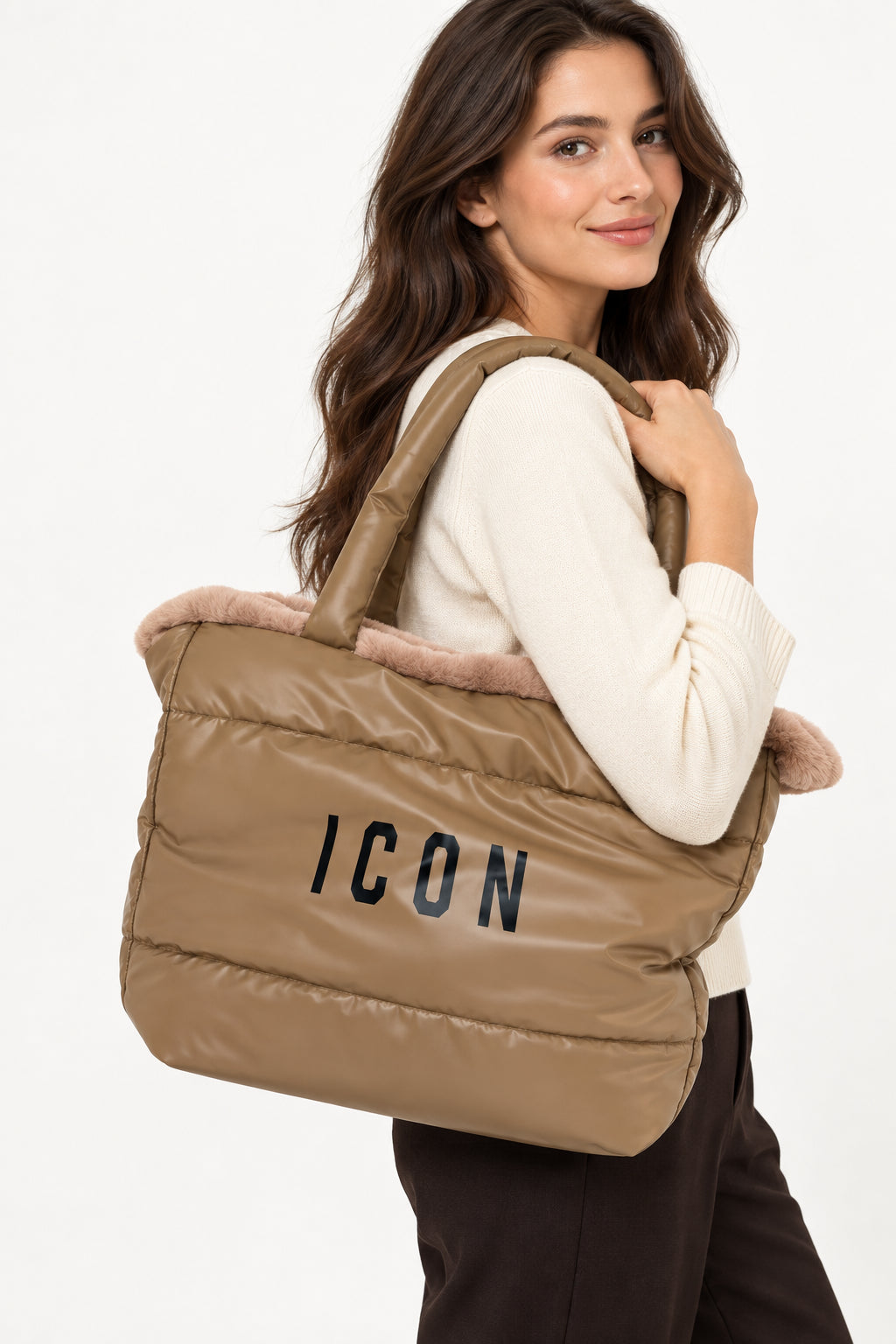 Borsa shopping trapuntata con bordo effetto pelliccia e doppi manici