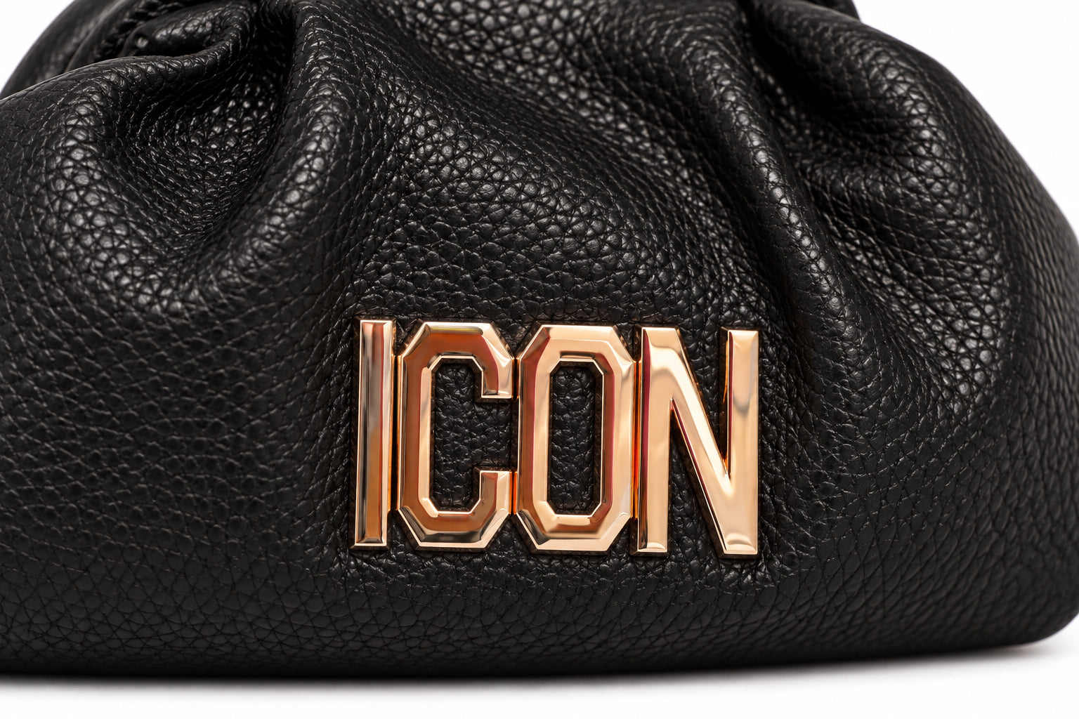 Pochette effetto martellato con arricciature e logo metallico