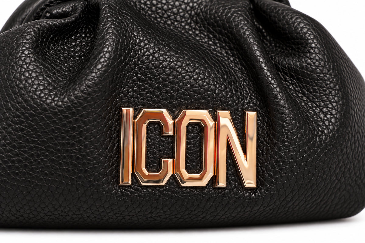 Pochette effetto martellato con arricciature e logo metallico