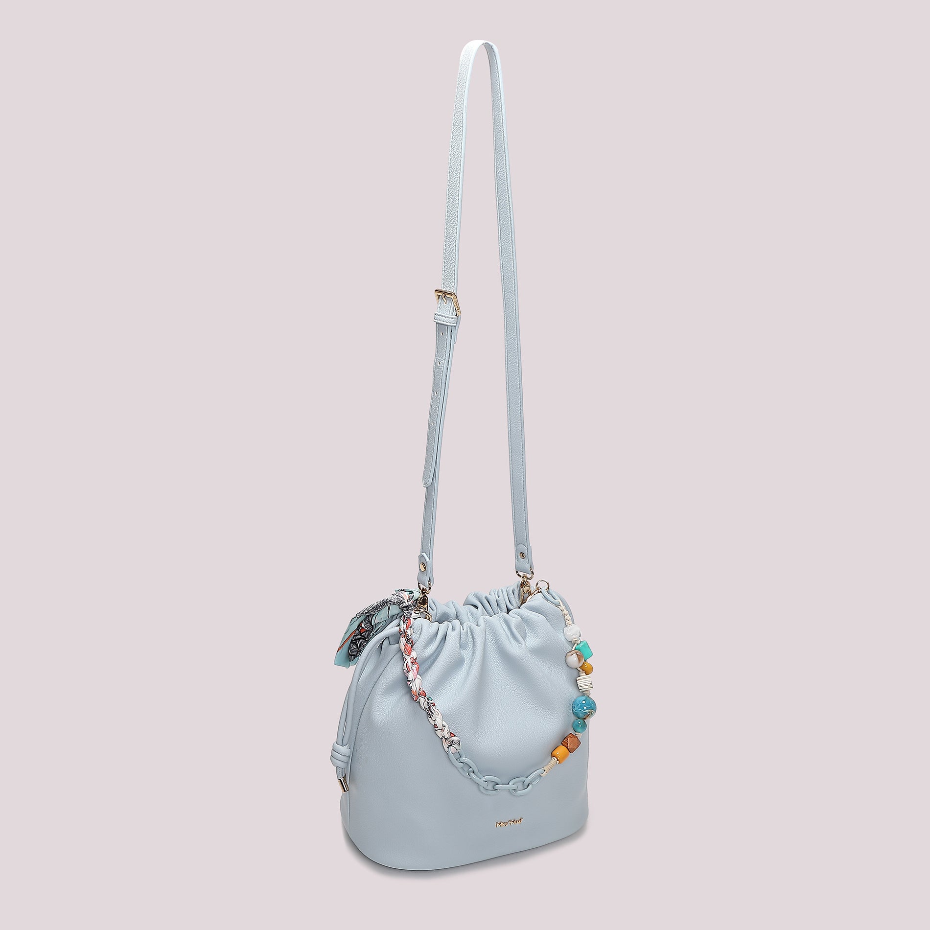 Borsa tracolla Mimi Mua a secchiello con coulisse e charm decorativi CELESTE TU | Giò Fashion