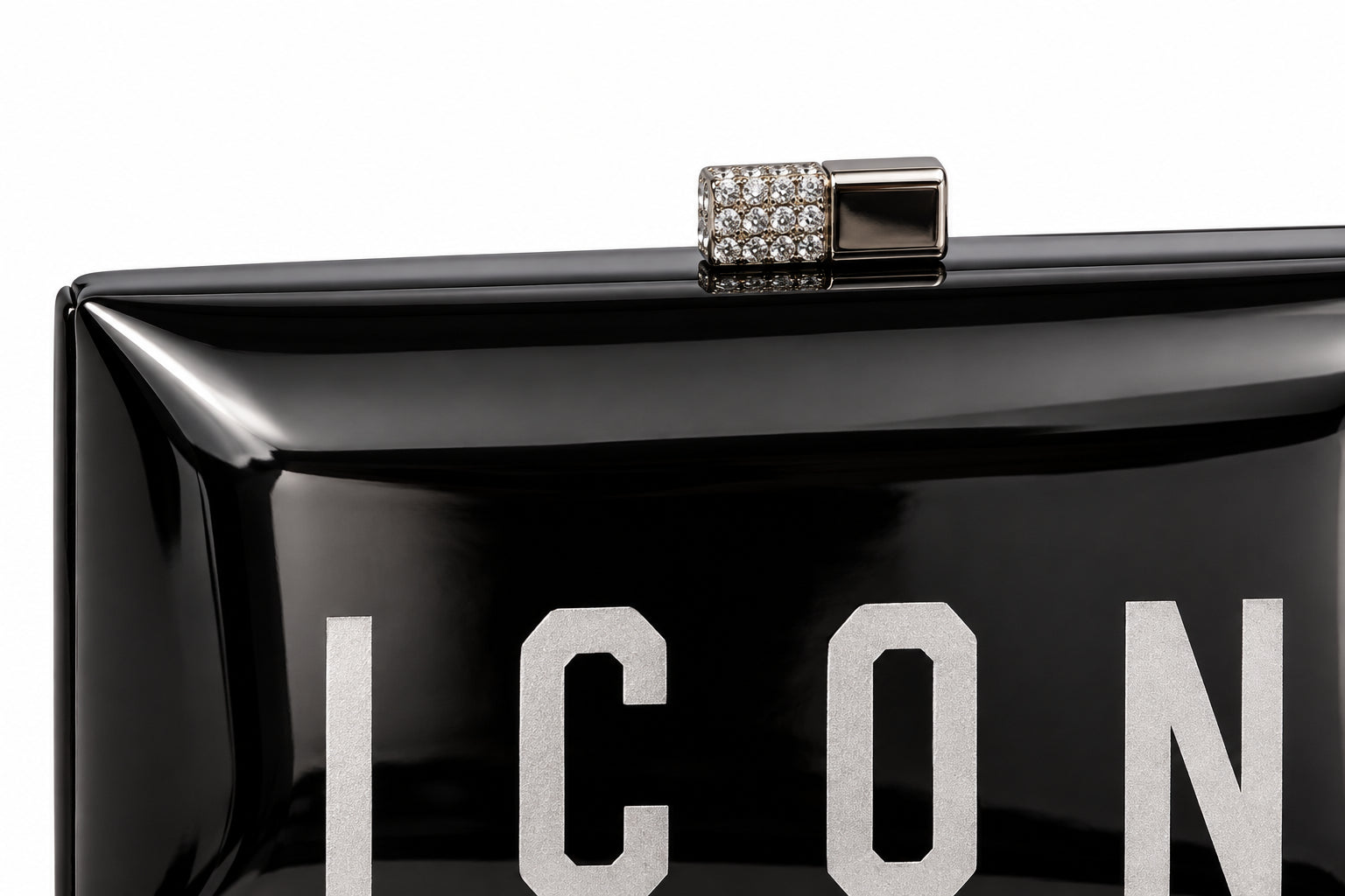 Pochette rigida effetto specchio con logo e chiusura gioiello