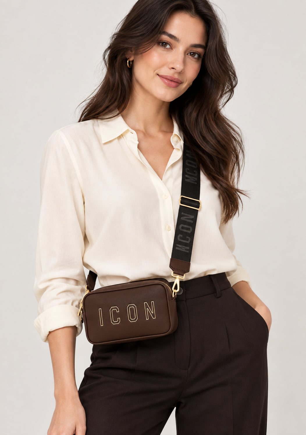 Borsa camera bag con tracolla logata e scritta