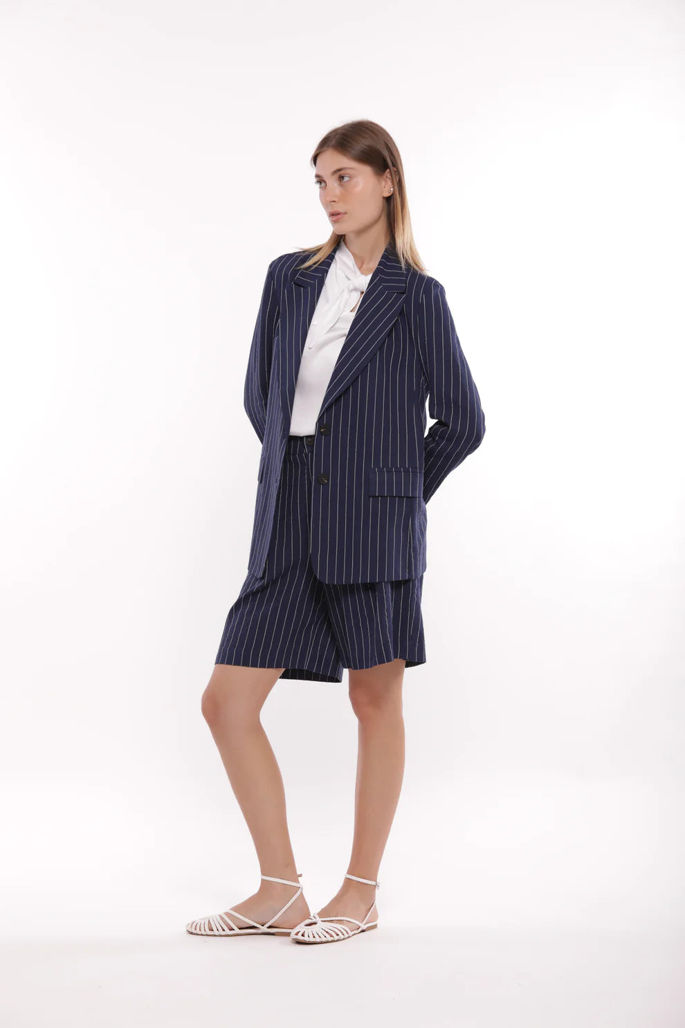 Blazer donna elegante a righe con revers e bottoni