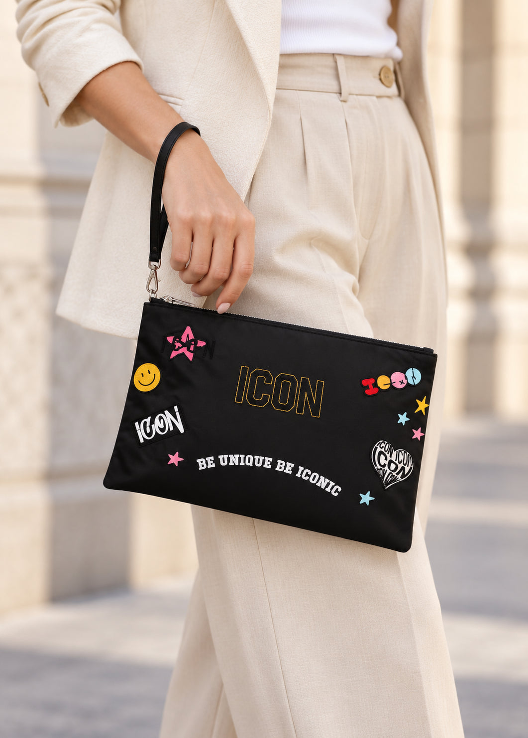 Pochette piatta nera con grafiche multicolore e laccetto da polso