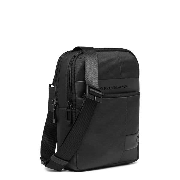 Borsello uomo Piquadro a tracolla in pelle dal design compatto