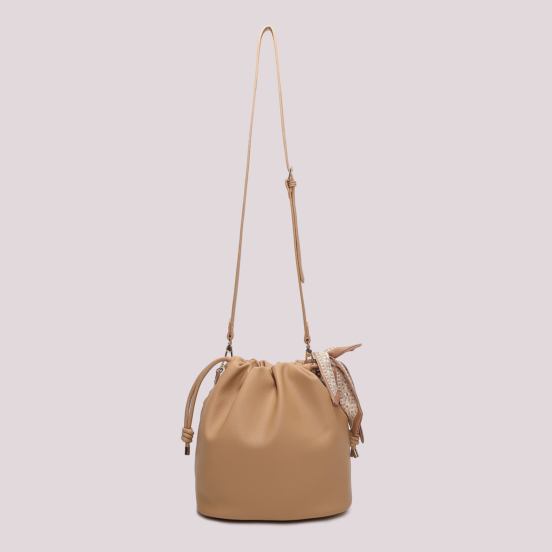 Borsa tracolla Mimi Mua a secchiello con coulisse e charm decorativi TAUPE TU | Giò Fashion