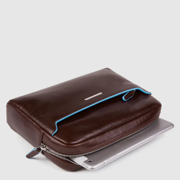 Pochette Piquadro in pelle con cinturino da polso e tasca frontale Marrone TU | Giò Fashion