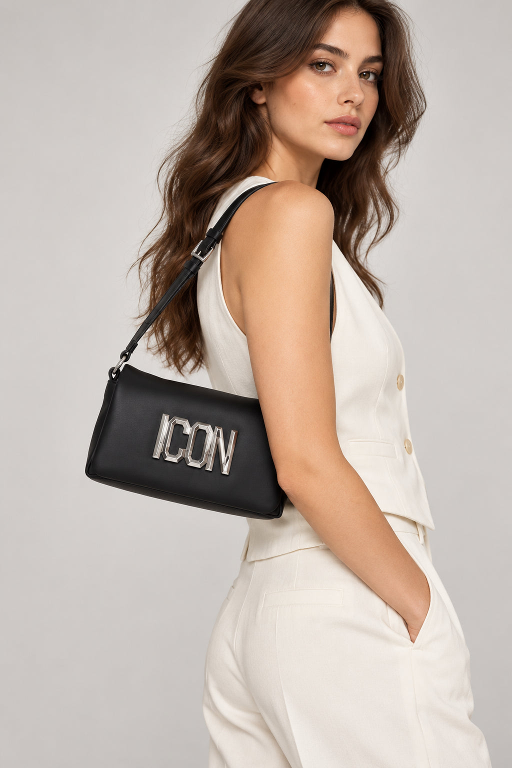 Borsa shopping effetto pelliccia con logo a contrasto