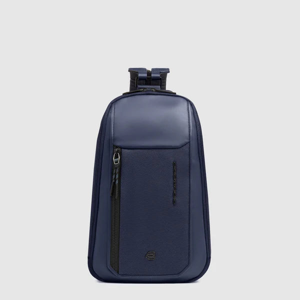 Zaino monospalla Piquadro in pelle e tessuto porta iPad con organizzazione smart BLU TU | Giò Fashion