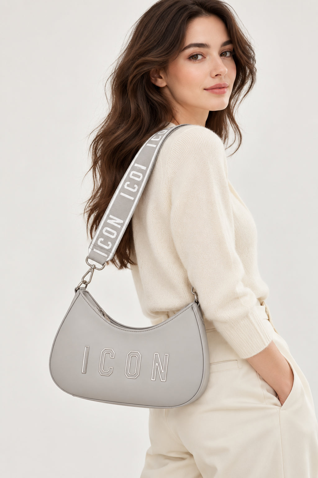 Borsa a spalla con tracolla logata e logo a contorno