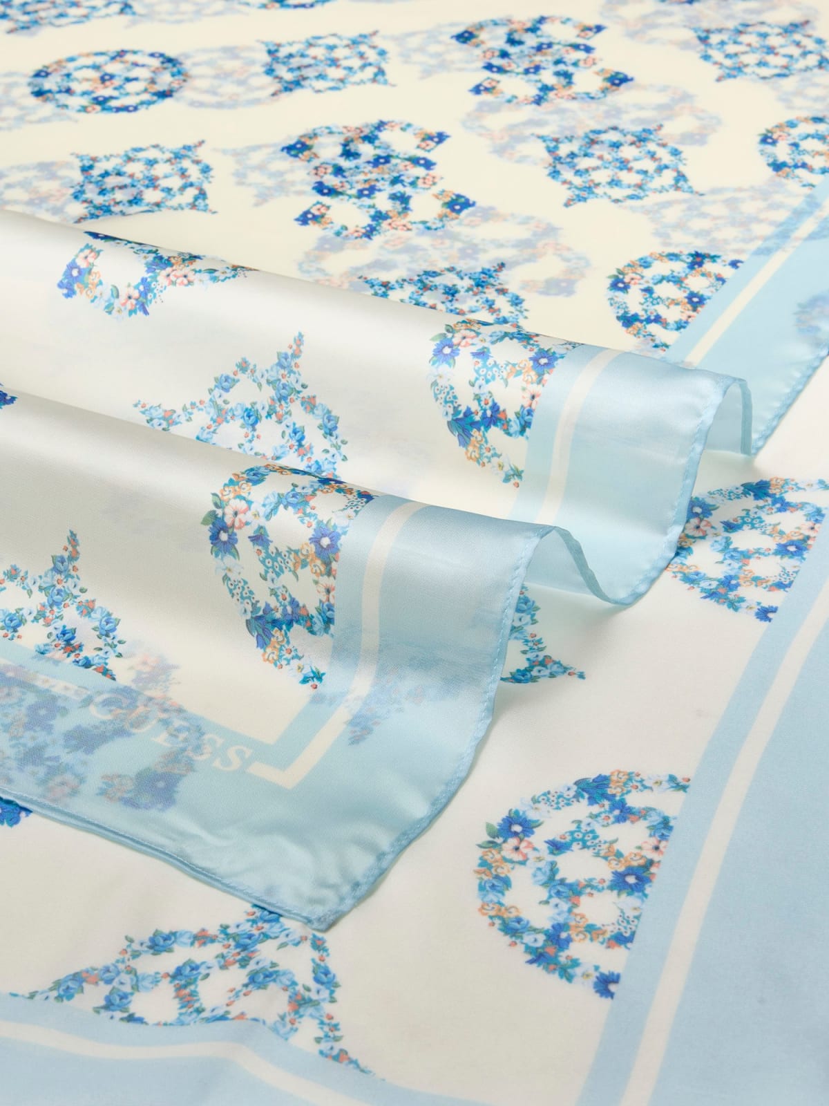 Foulard Guess donna stampa geometrica con logo e bordo elegante ACQUA TU | Giò Fashion