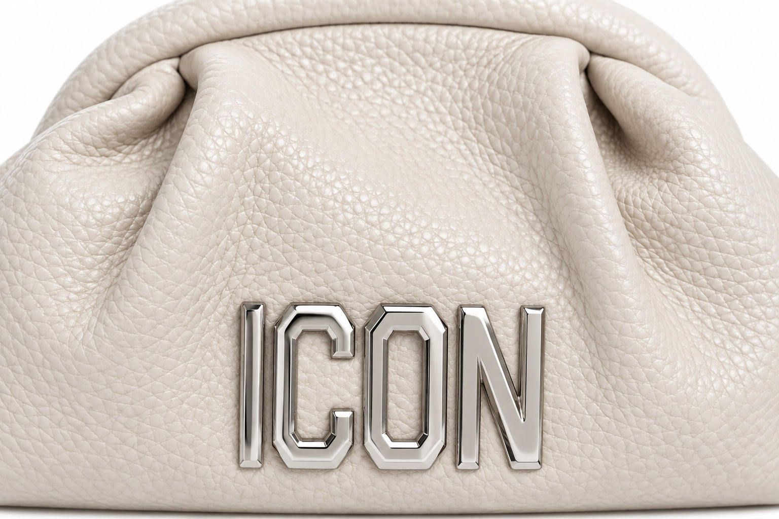Pochette effetto martellato con arricciature e logo metallico