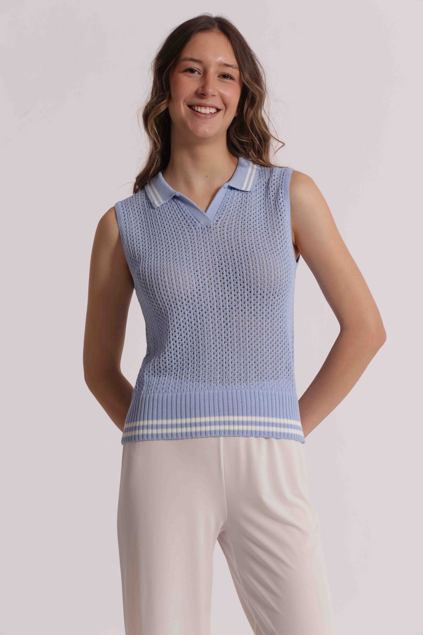 Top donna Mimi Mua traforato smanicato con colletto stile casual chic Azzurro S | Giò Fashion