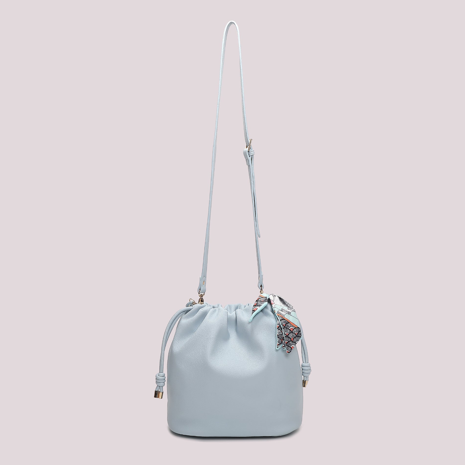 Borsa tracolla Mimi Mua a secchiello con coulisse e charm decorativi CELESTE TU | Giò Fashion