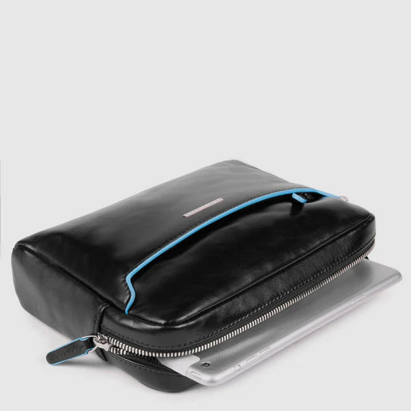 Pochette Piquadro in pelle con cinturino da polso e tasca frontale Nero TU | Giò Fashion