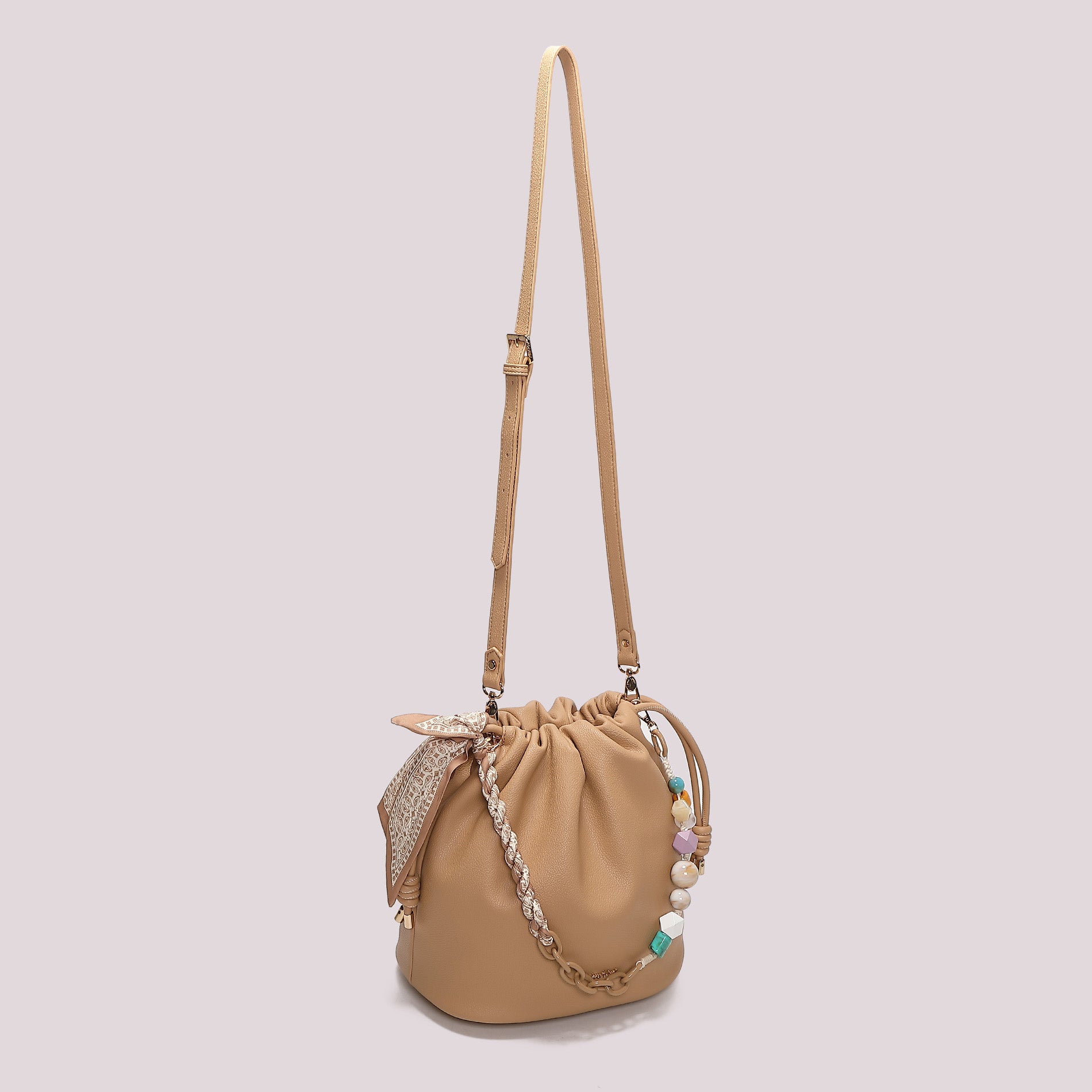 Borsa tracolla Mimi Mua a secchiello con coulisse e charm decorativi TAUPE TU | Giò Fashion