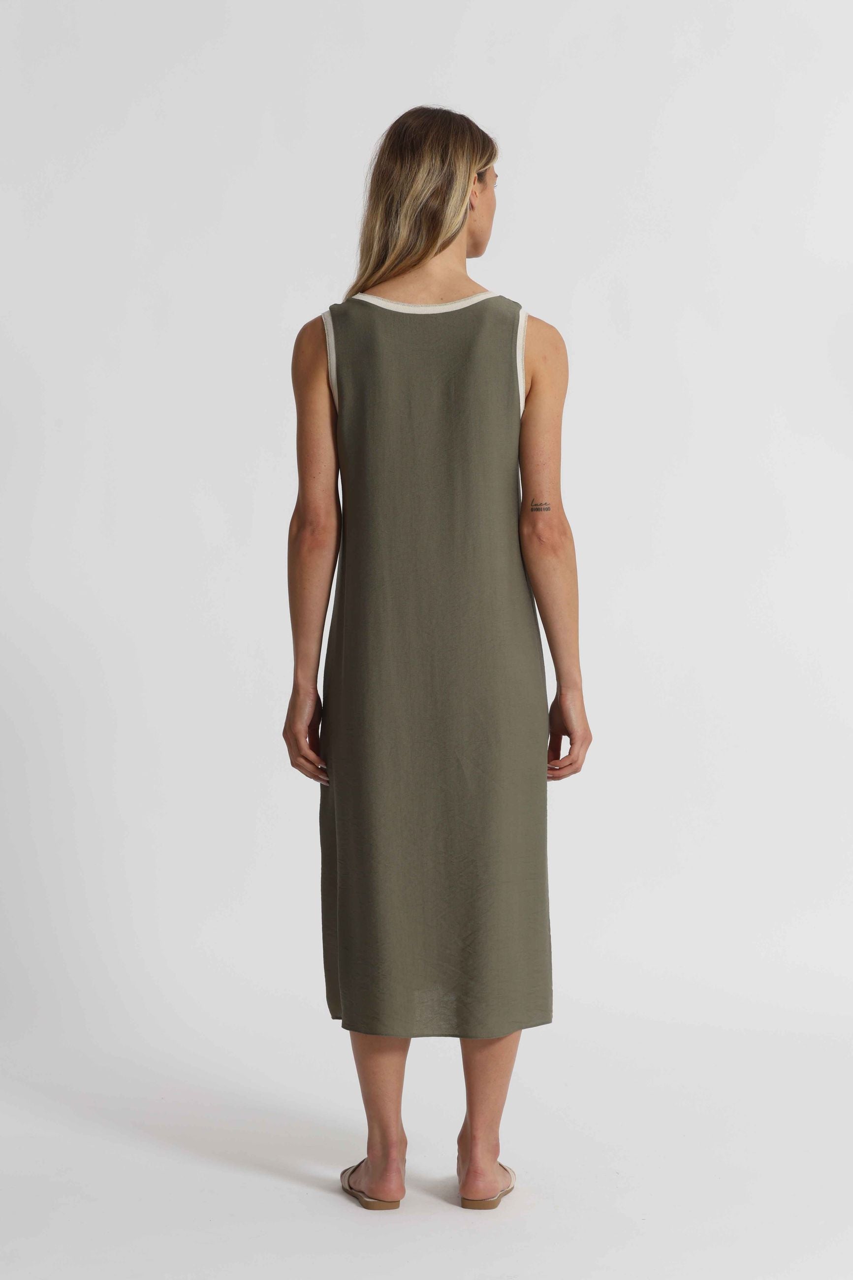 Abito lungo donna Mimi Mua senza maniche con design minimal e linea fluida VERDE MILITARE M | Giò Fashion