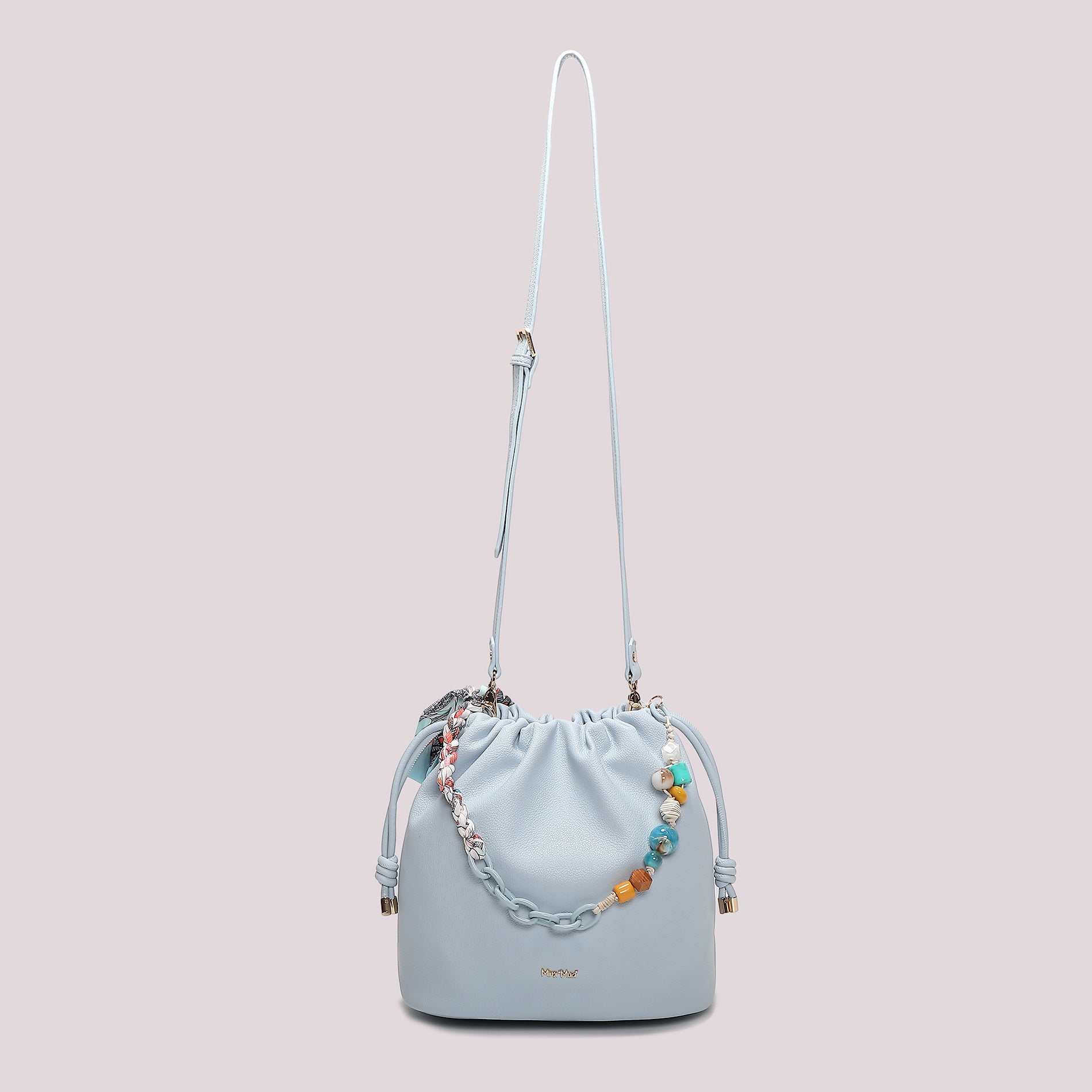 Borsa tracolla Mimi Mua a secchiello con coulisse e charm decorativi CELESTE TU | Giò Fashion