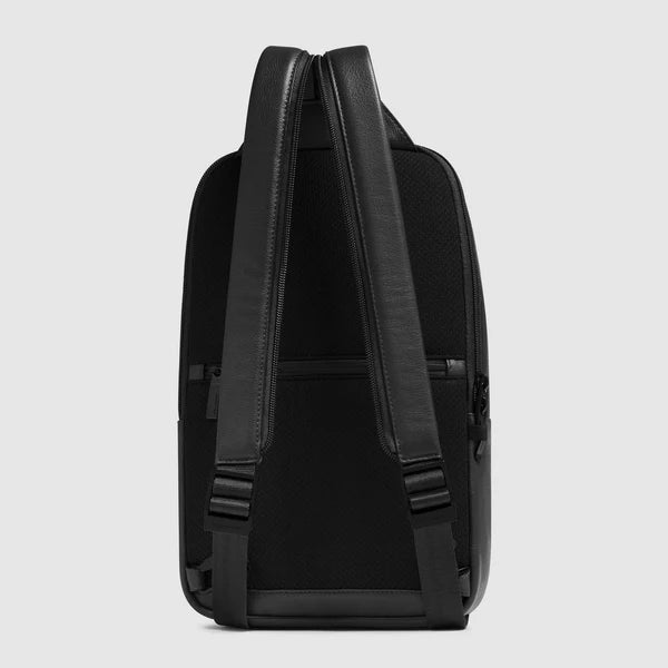 Zaino monospalla Piquadro in pelle con tasca frontale e spallaccio regolabile Nero TU | Giò Fashion
