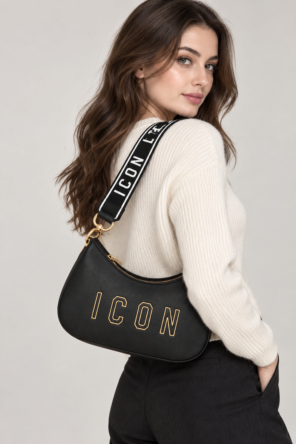 Borsa a spalla con tracolla logata e logo a contorno