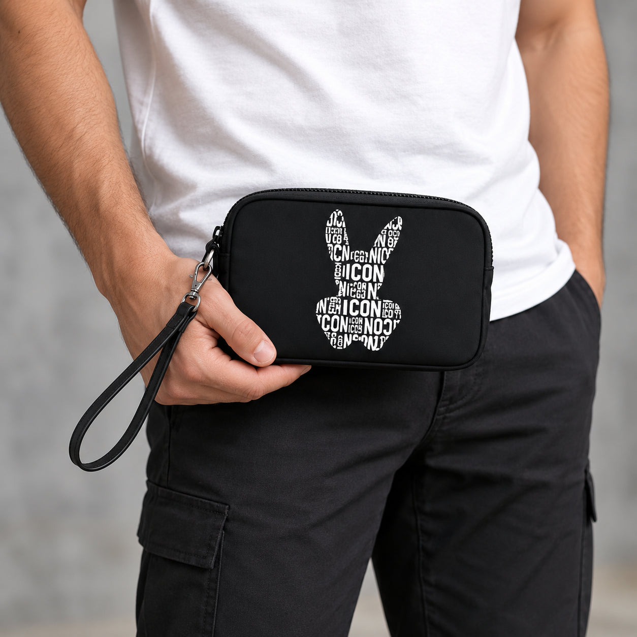 Pochette uomo con stampa grafica e laccetto da polso