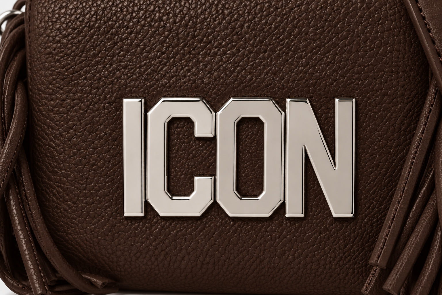 Borsa a tracolla con frange e logo metallico