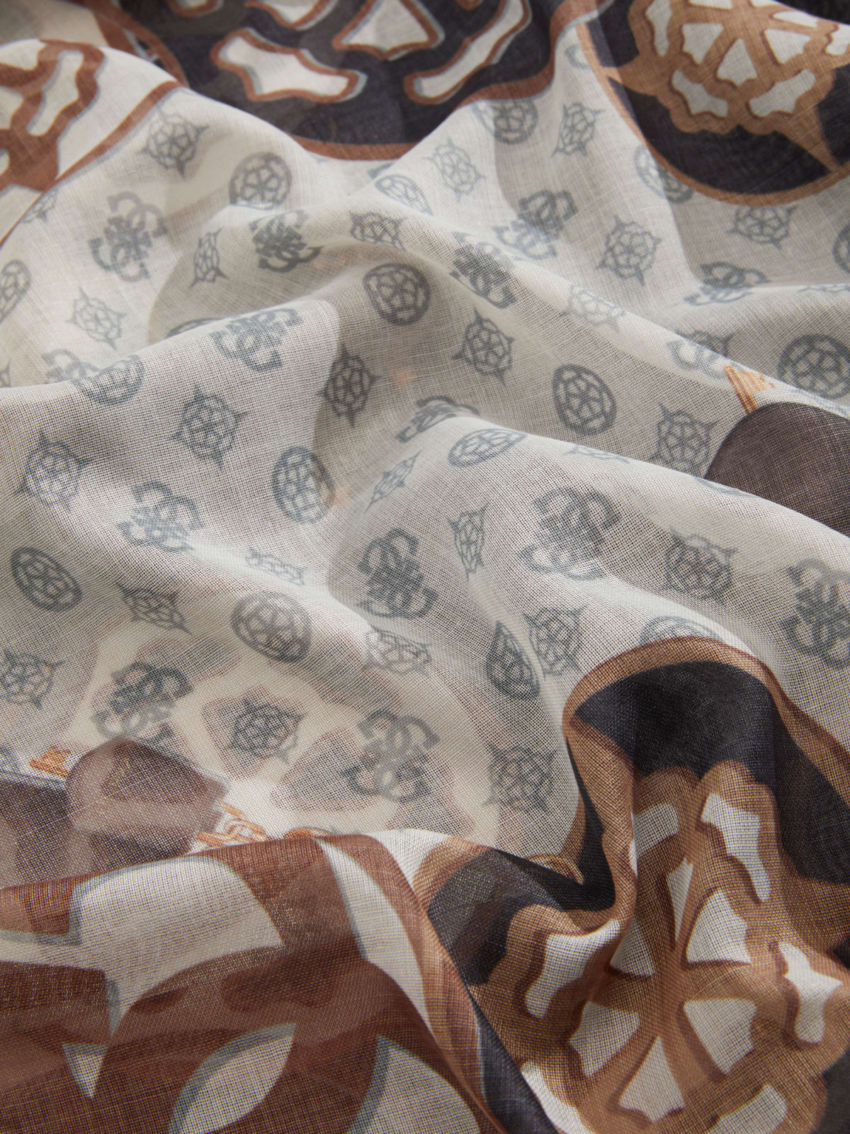 Sciarpa Guess donna fantasia iconica con charm e logo all over