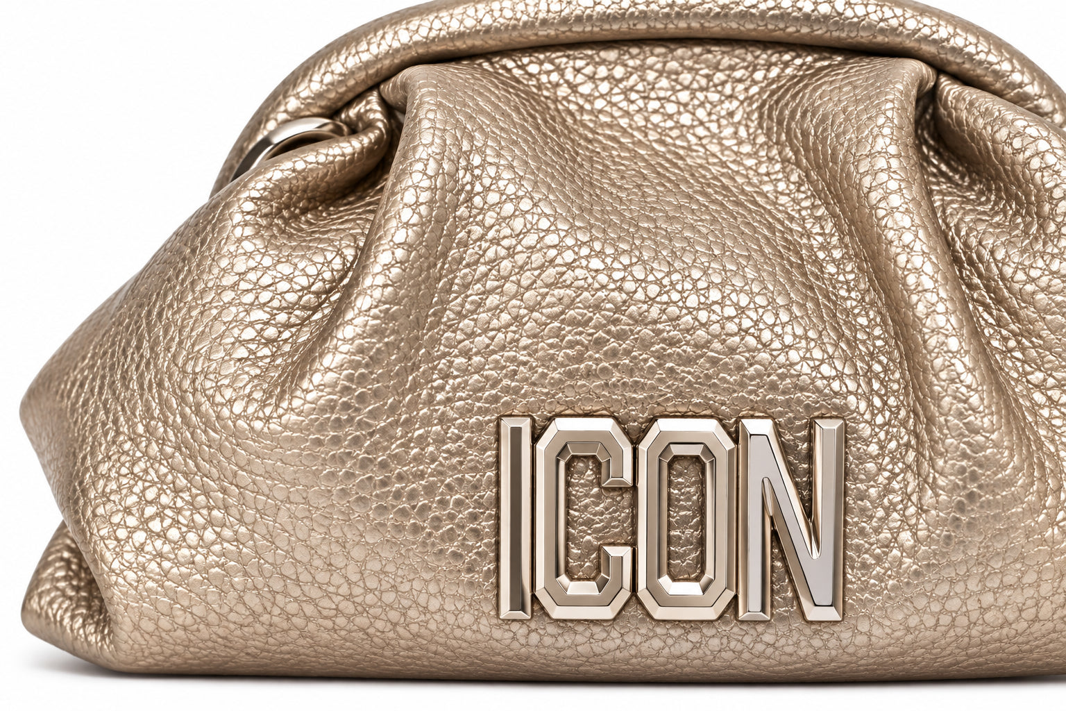 Pochette effetto martellato con arricciature e logo metallico