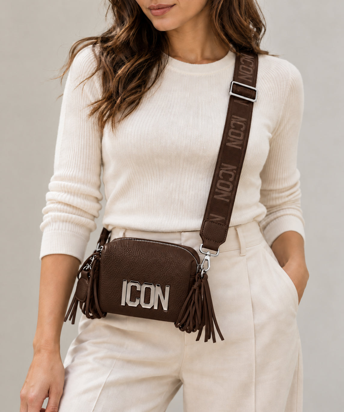 Borsa a tracolla con frange e logo metallico
