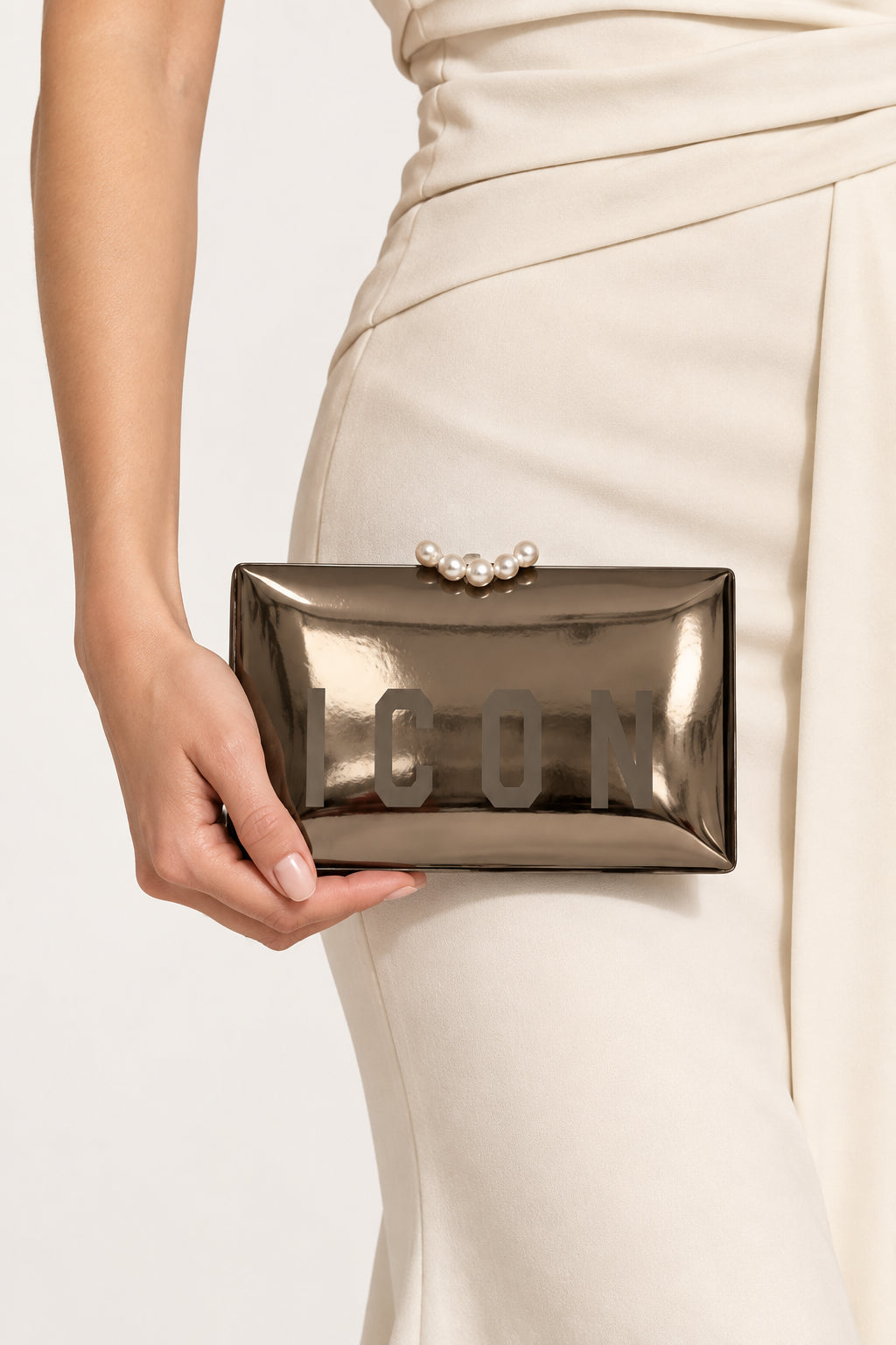 Pochette rigida effetto specchio con logo e chiusura gioiello