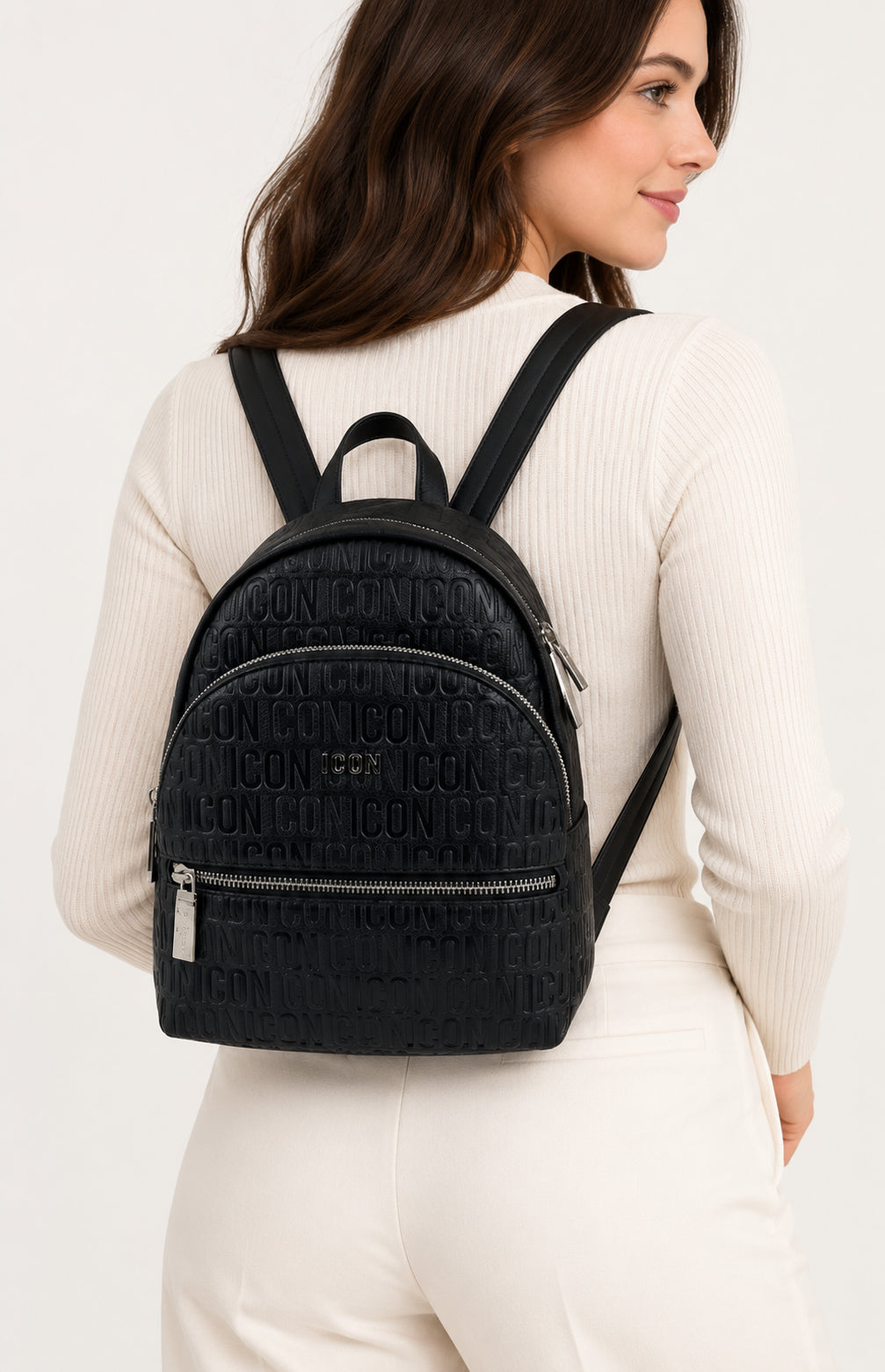 Zaino nero con monogramma in rilievo e tasche con zip