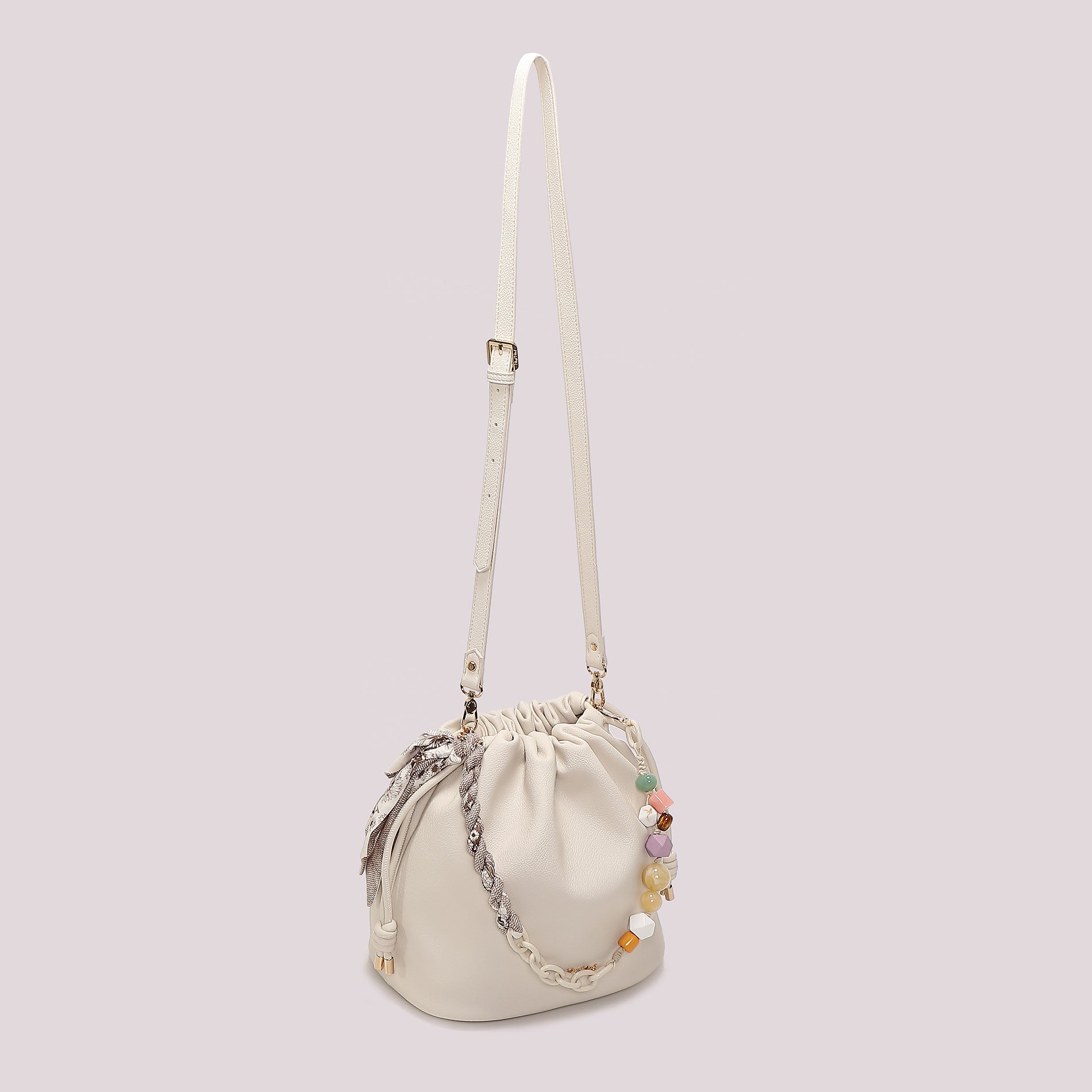 Borsa tracolla Mimi Mua a secchiello con coulisse e charm decorativi PANNA TU | Giò Fashion