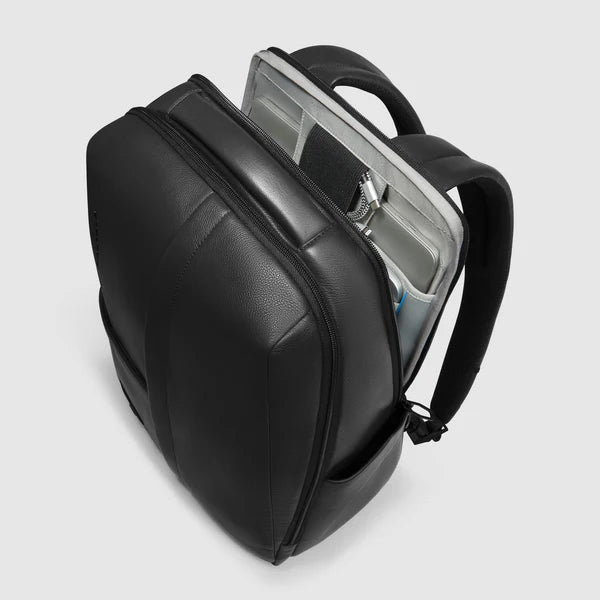 Zaino Piquadro Pulse in pelle con tasca frontale e vano porta PC Nero TU | Giò Fashion