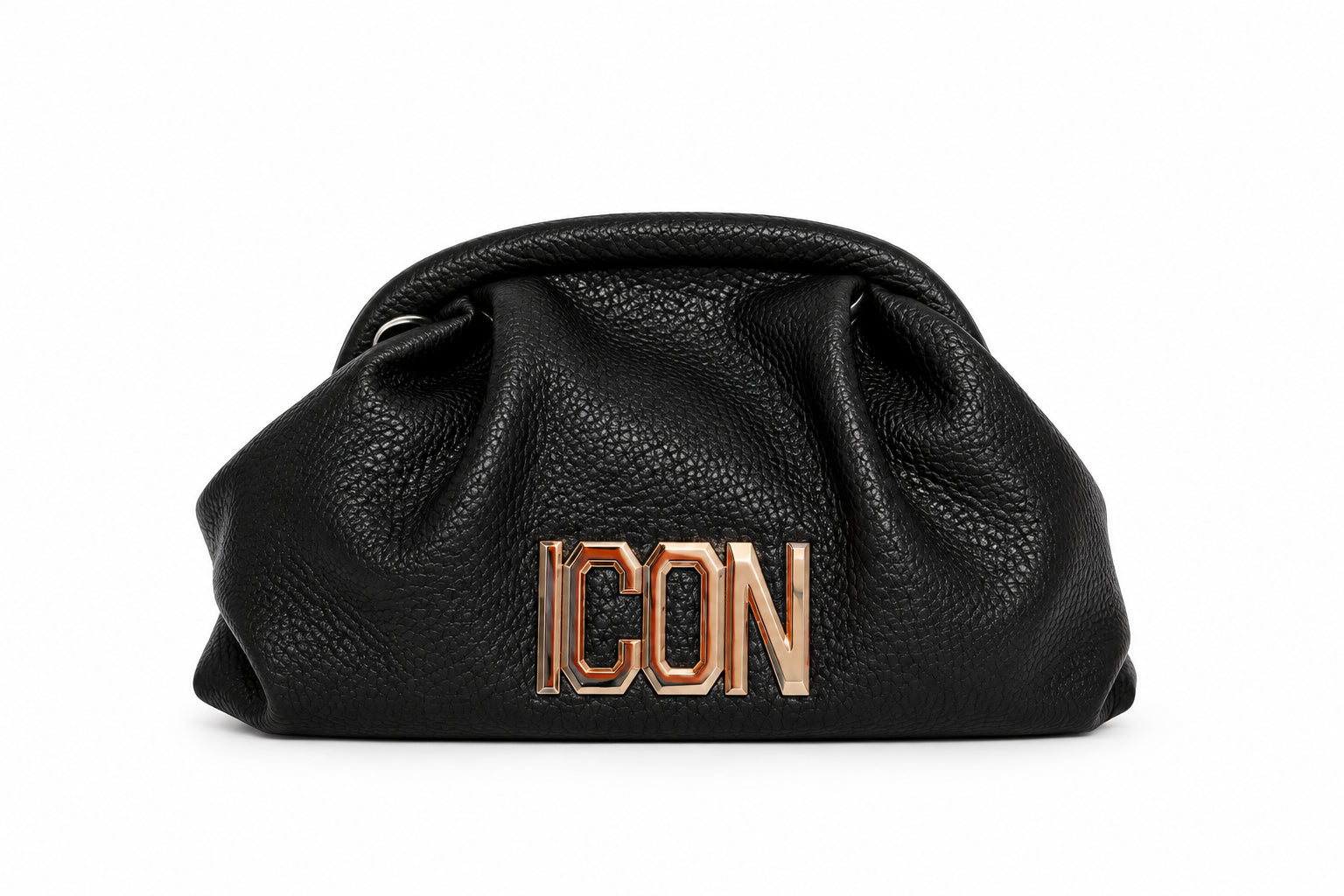 Pochette effetto martellato con arricciature e logo metallico