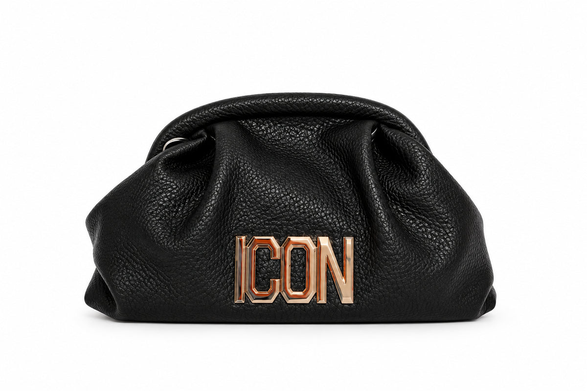 Pochette effetto martellato con arricciature e logo metallico