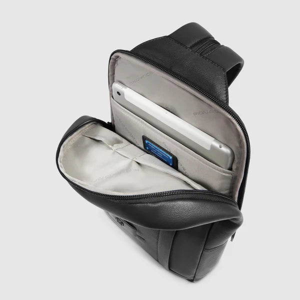 Zaino monospalla Piquadro in pelle con tasca frontale e spallaccio regolabile Nero TU | Giò Fashion