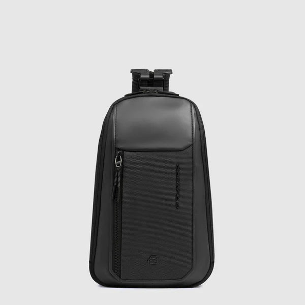 Zaino monospalla Piquadro in pelle e tessuto porta iPad con organizzazione smart NERO TU | Giò Fashion
