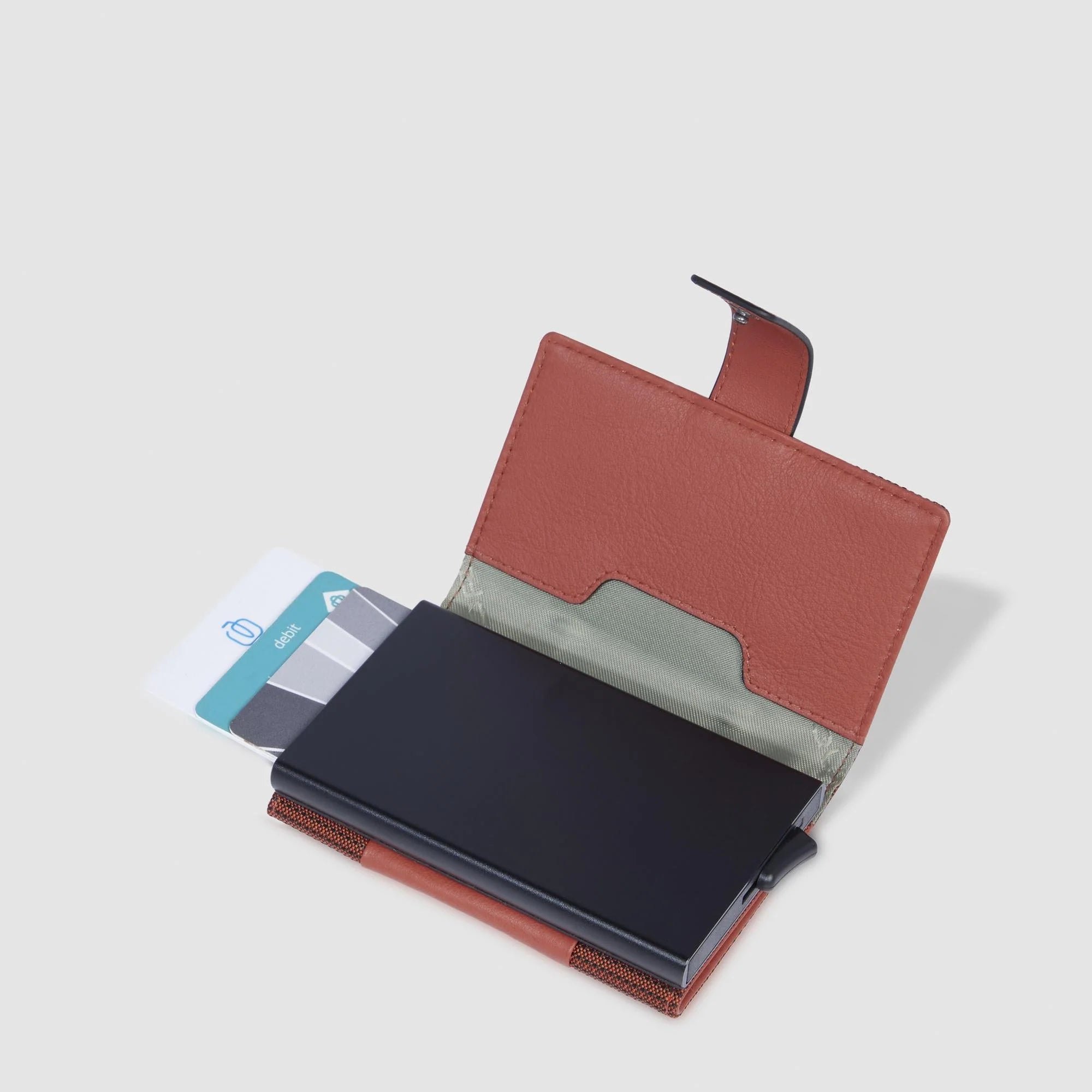 Portafoglio compatto Piquadro in pelle con chiusura a bottone e protezione RFID