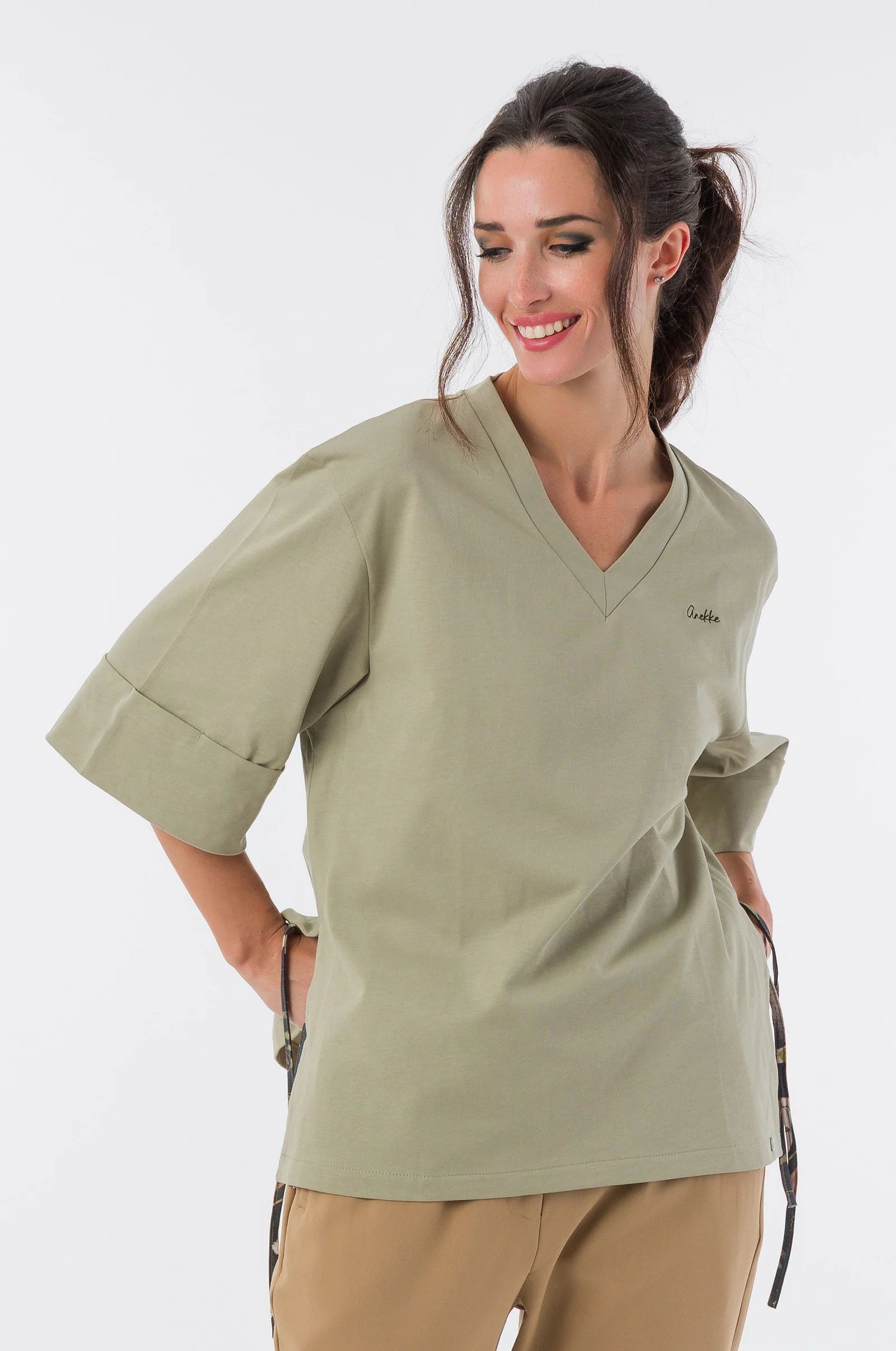 T-Shirt Donna Anekke in Cotone con Scollo a V e Stampa Artistica sul Retro