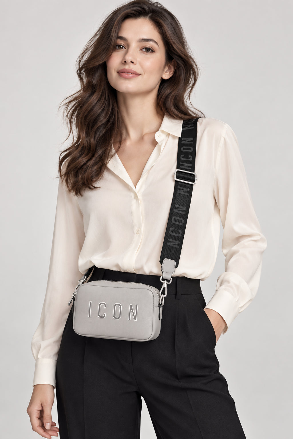Borsa camera bag con tracolla logata e scritta