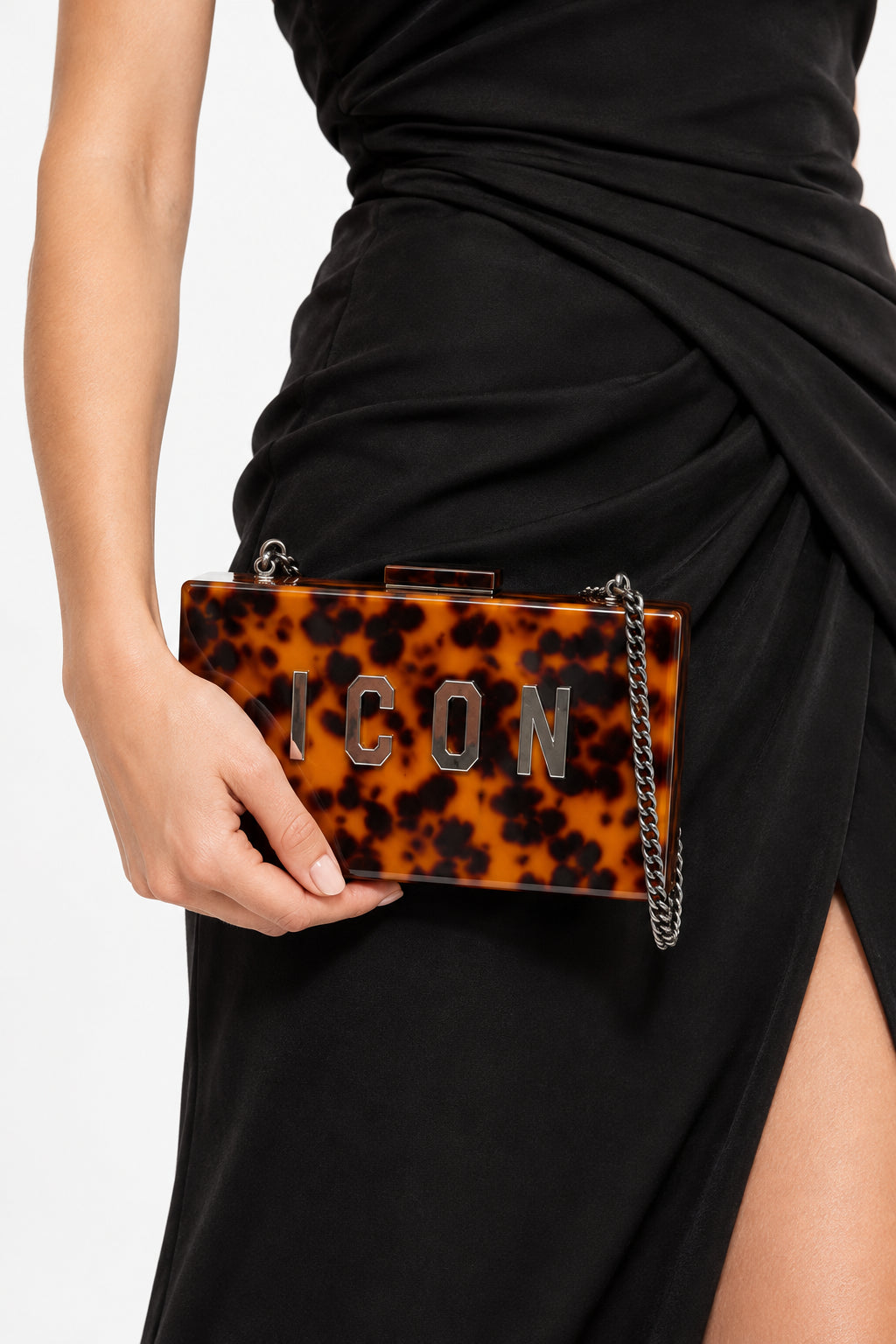 Pochette rigida effetto madreperla con logo strass e catena