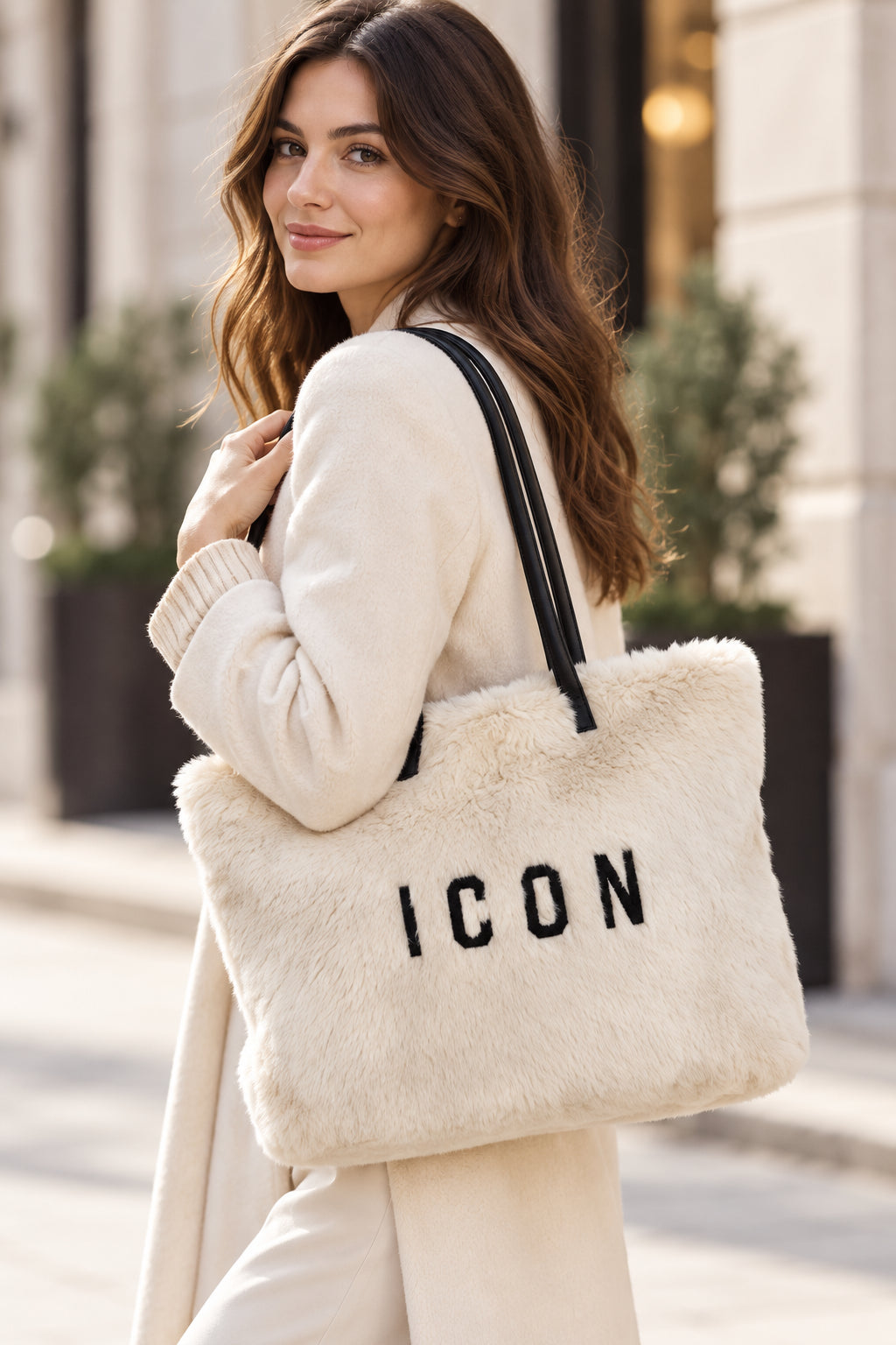Borsa shopping effetto pelliccia con logo a contrasto