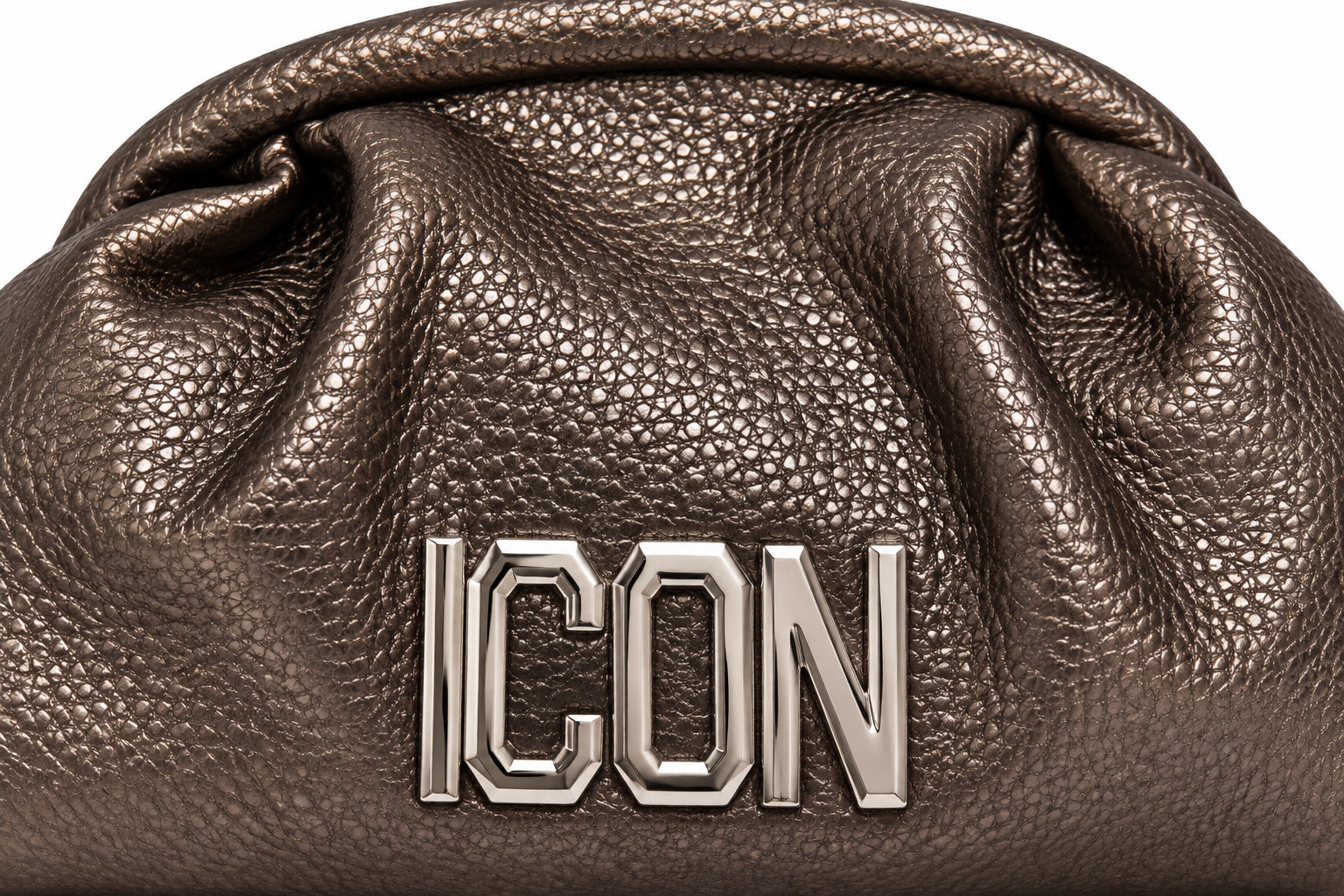 Pochette effetto martellato con arricciature e logo metallico