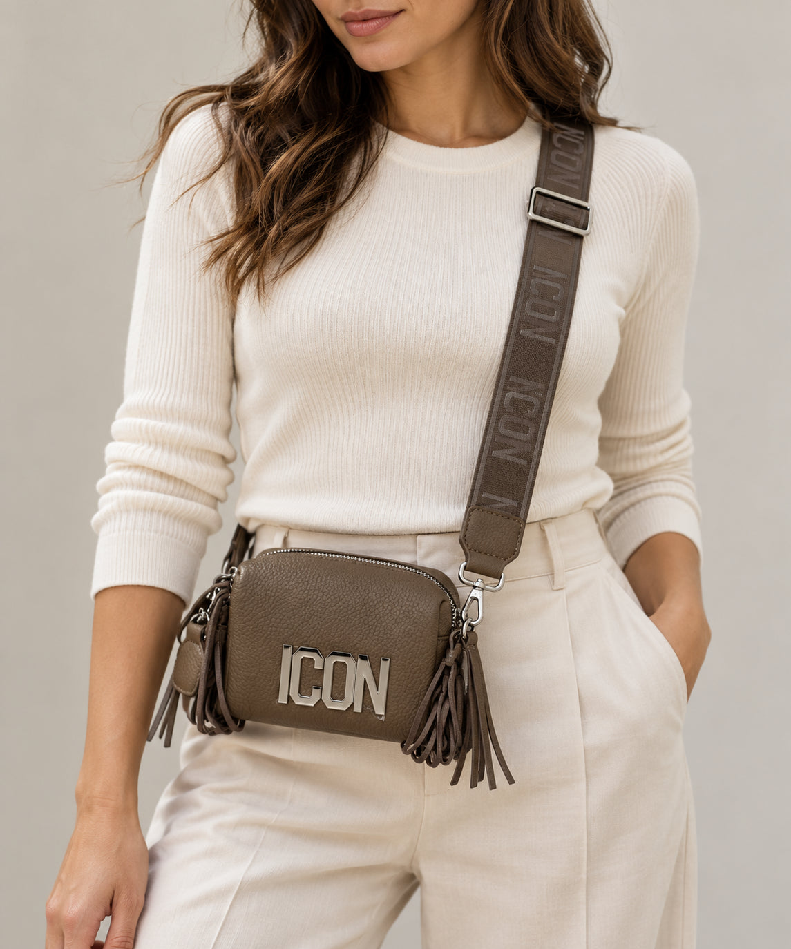 Borsa a tracolla con frange e logo metallico