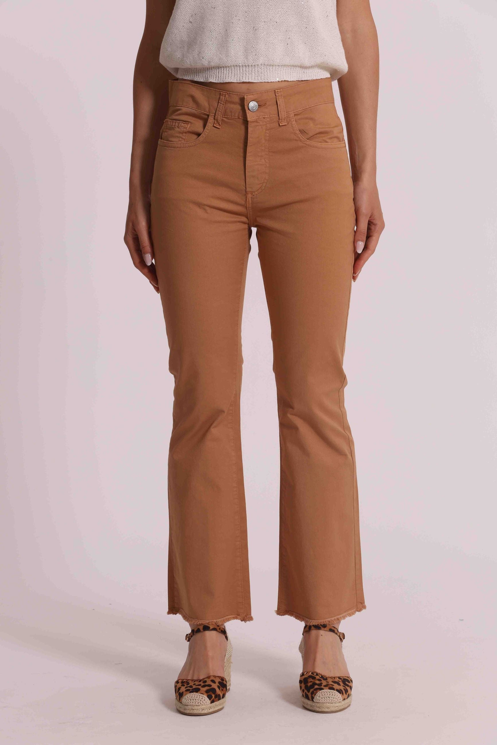 Mimi Mua pantalone donna flare cropped con tasche stile moderno NOCCIOLA S | Giò Fashion