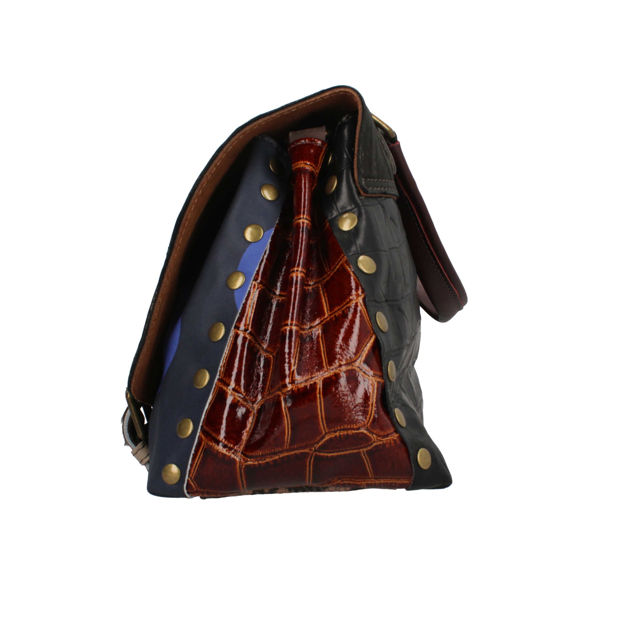 Borsa Made in Italy a tracolla in stile artigianale con patta e chiusura metallica