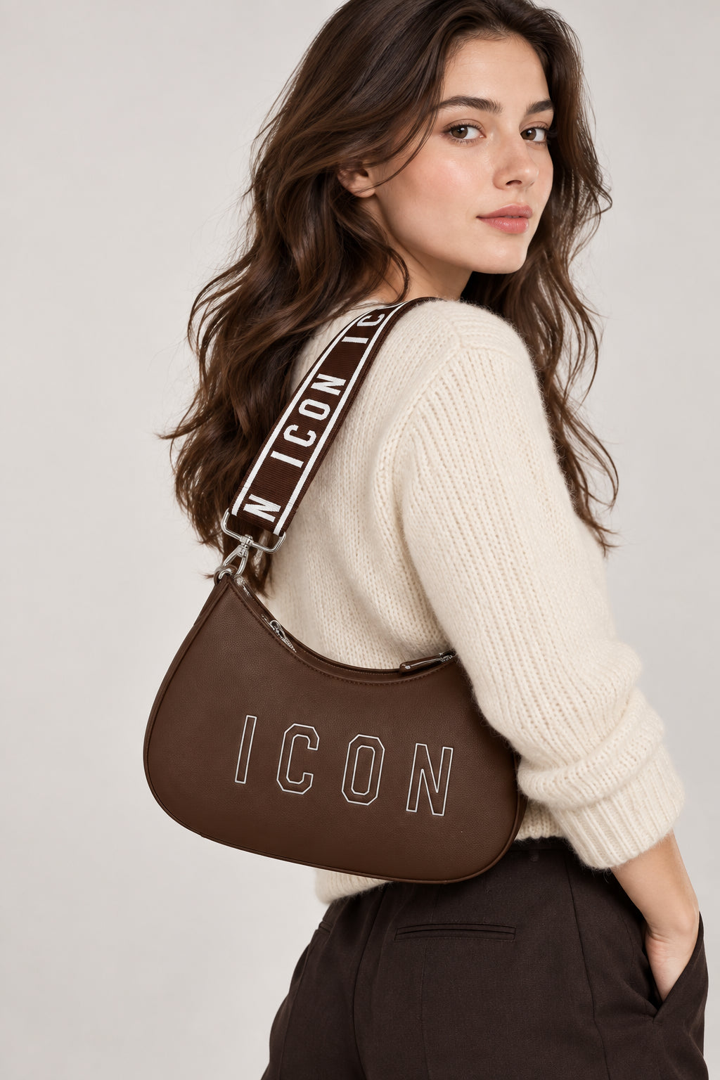 Borsa a spalla con tracolla logata e logo a contorno